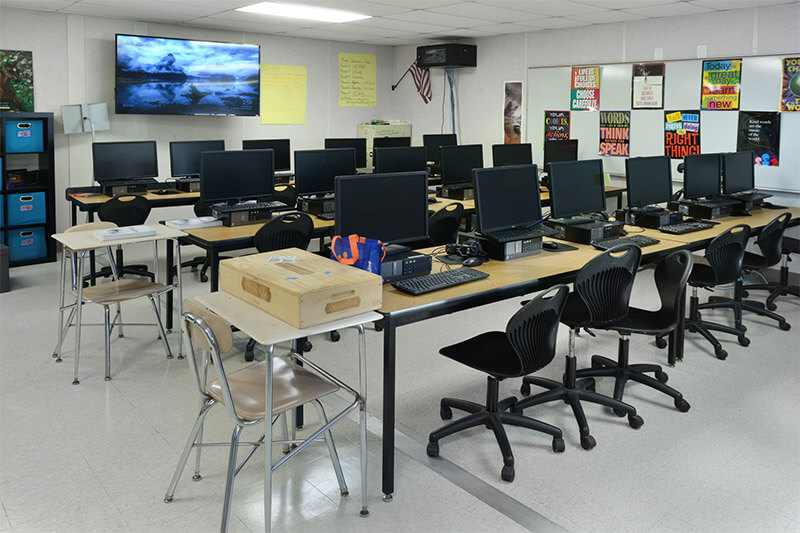 Computer lab modular classroom by Mobilease Modular Space with desktop computers & student desks