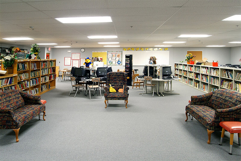 spacious-modular-classroom Spacious modular classroom by Mobilease Modular Space with a library, computers, and study tables
