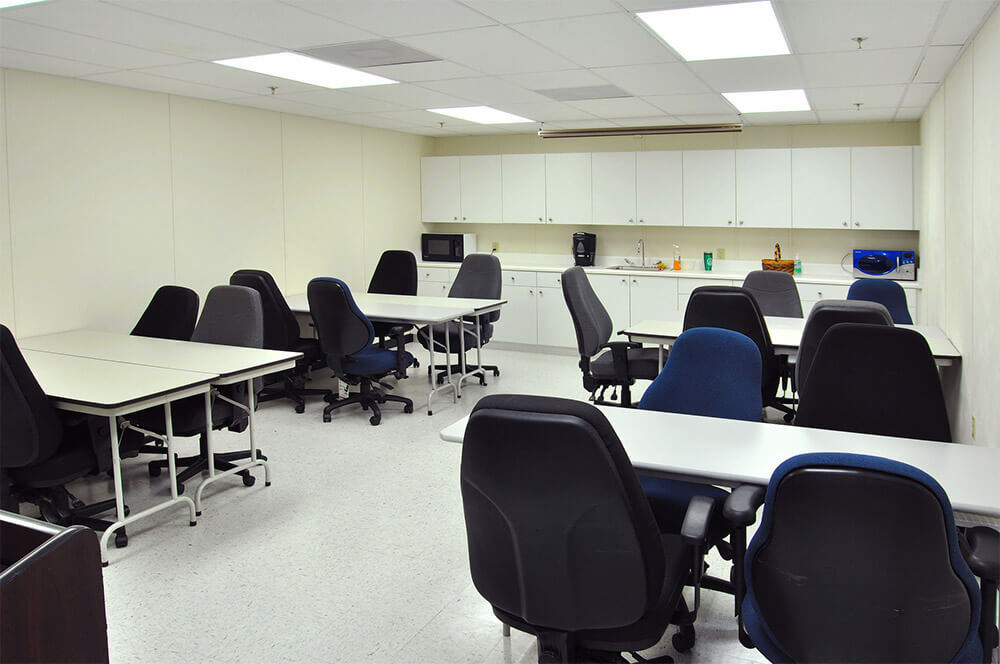 Modular flexspace office break room by Mobileease Modular Space with tables and office chairs
